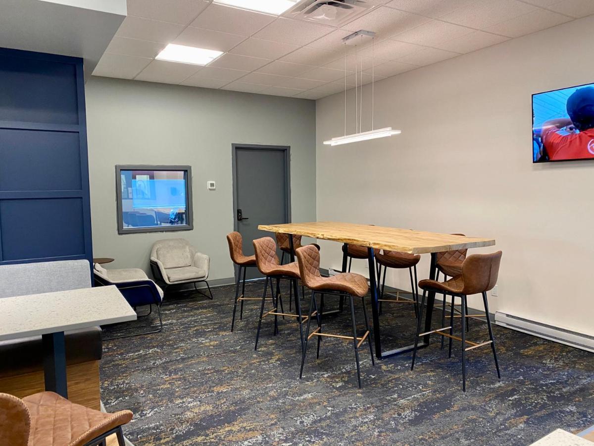 Howard Johnson By Wyndham Winnipeg West Extérieur photo