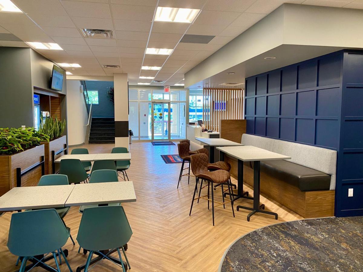 Howard Johnson By Wyndham Winnipeg West Extérieur photo