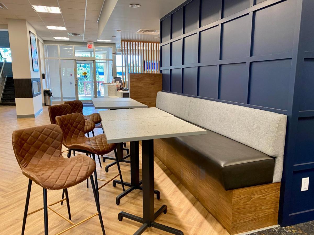 Howard Johnson By Wyndham Winnipeg West Extérieur photo
