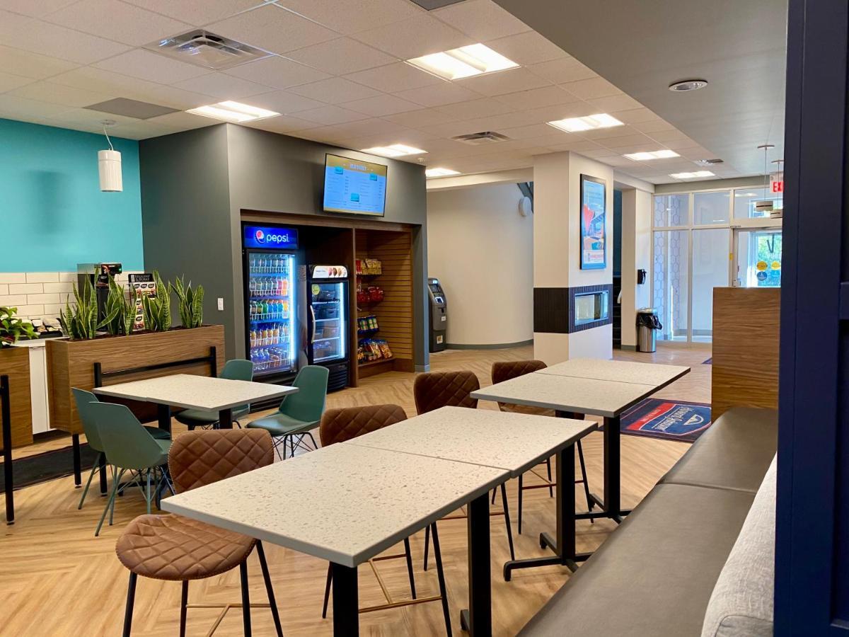 Howard Johnson By Wyndham Winnipeg West Extérieur photo