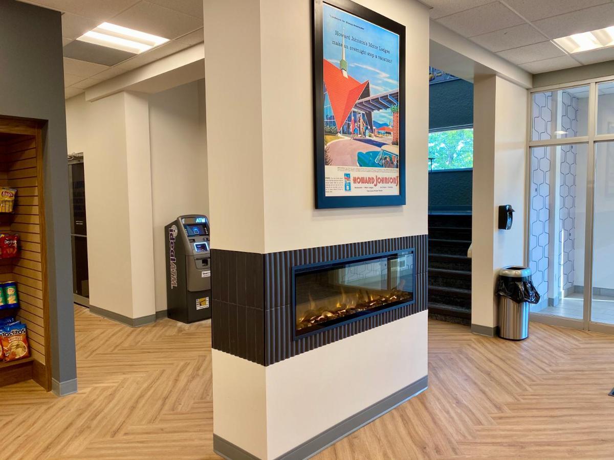 Howard Johnson By Wyndham Winnipeg West Extérieur photo