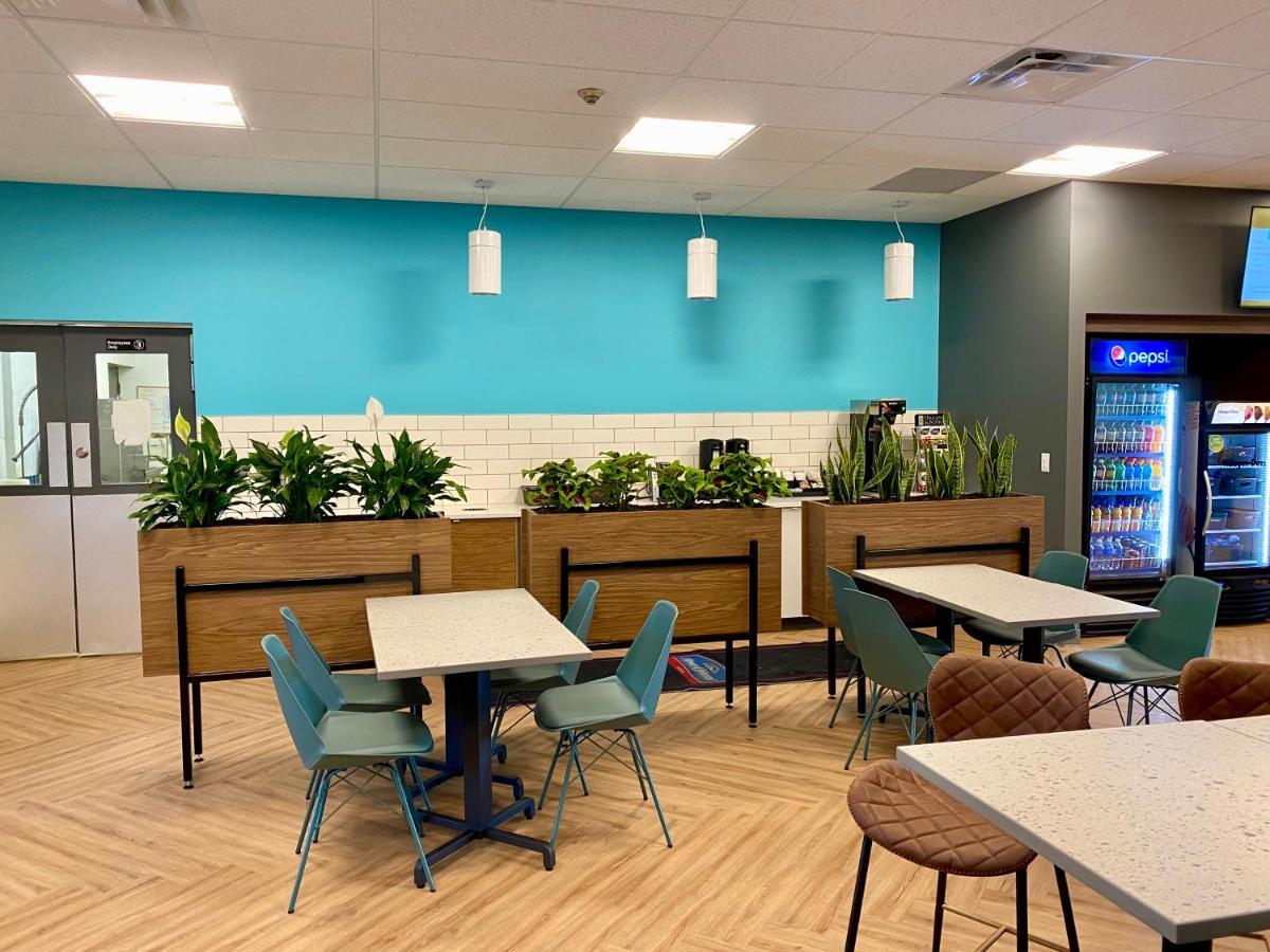 Howard Johnson By Wyndham Winnipeg West Extérieur photo