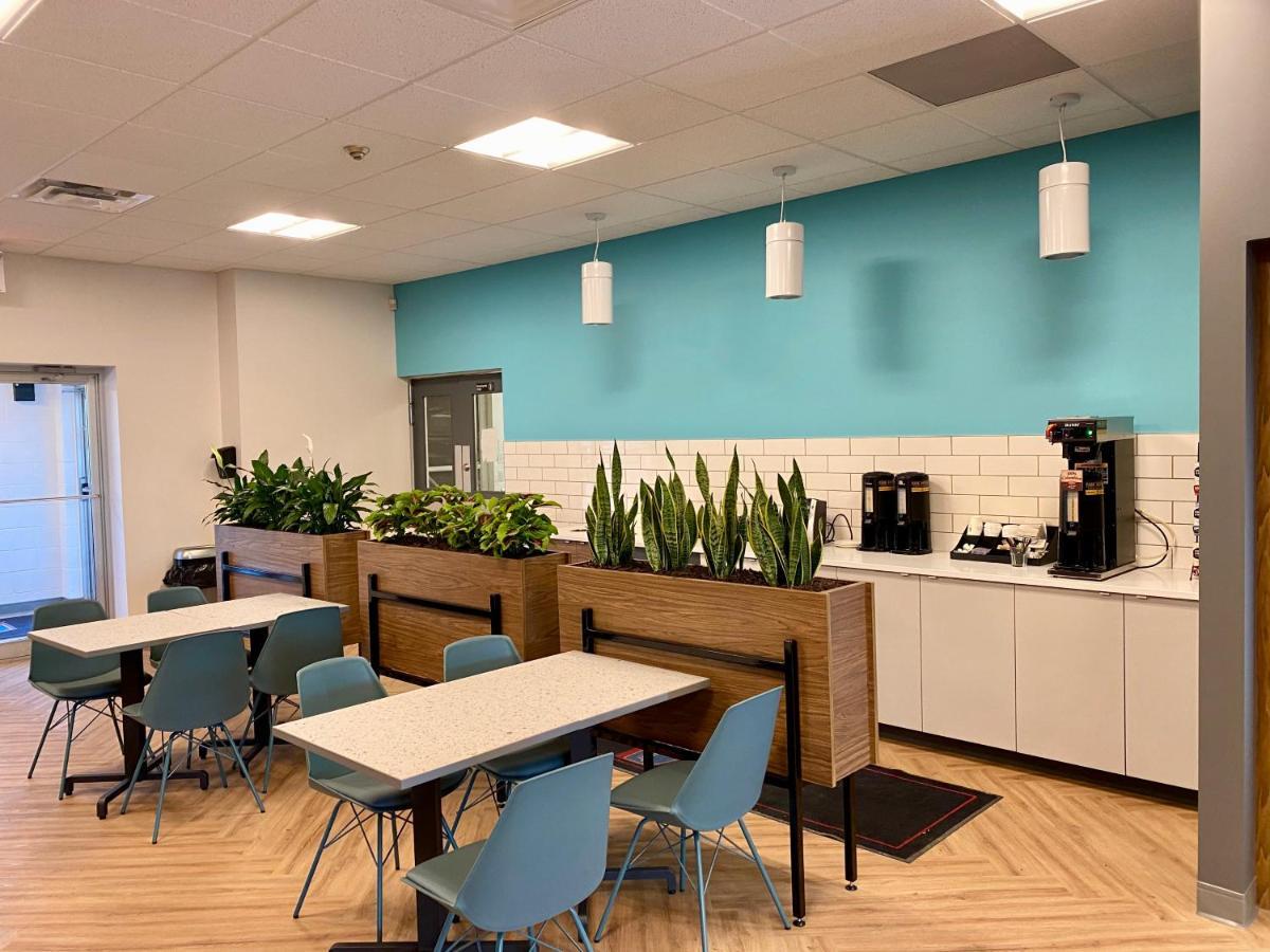 Howard Johnson By Wyndham Winnipeg West Extérieur photo