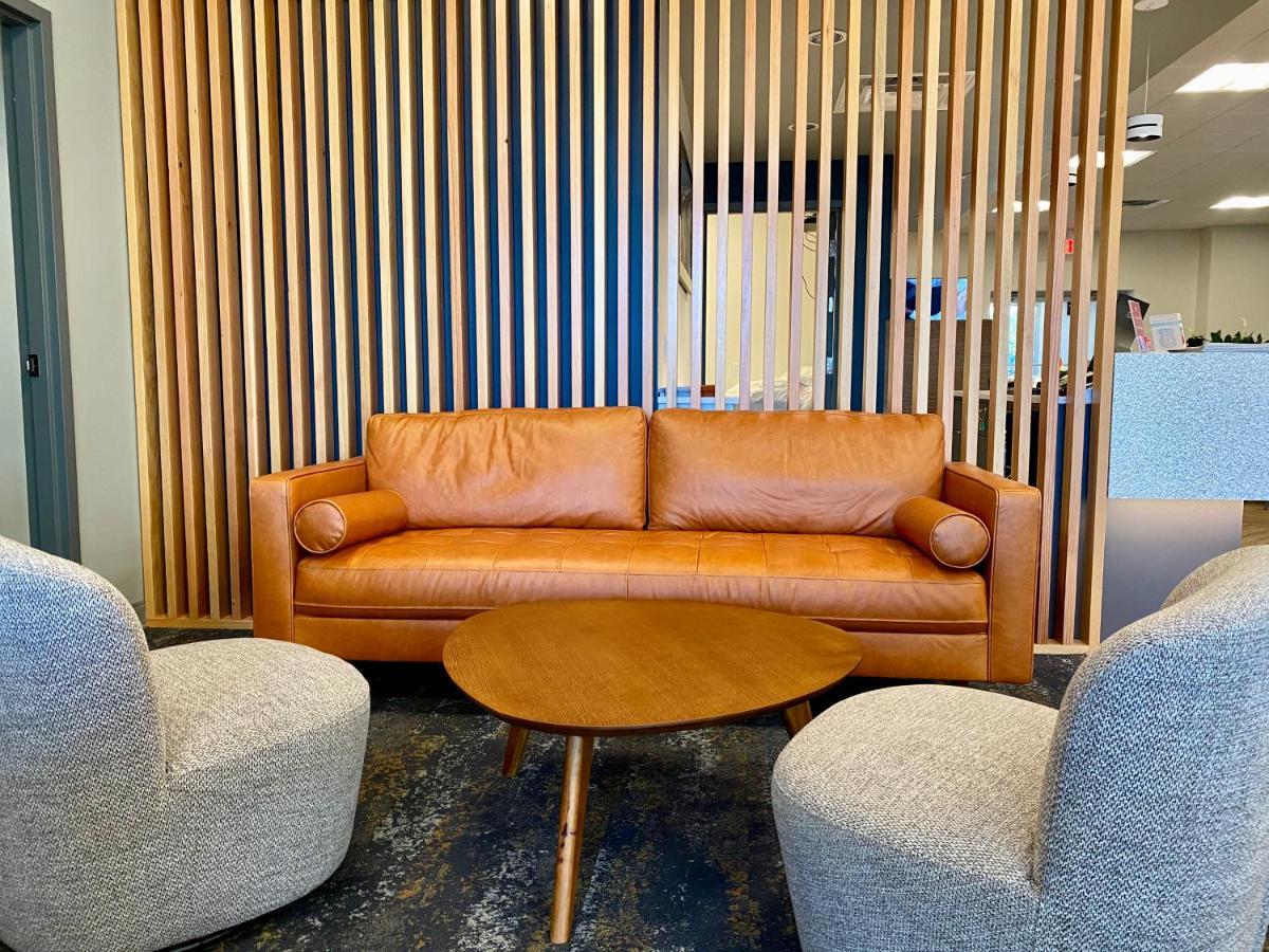 Howard Johnson By Wyndham Winnipeg West Extérieur photo