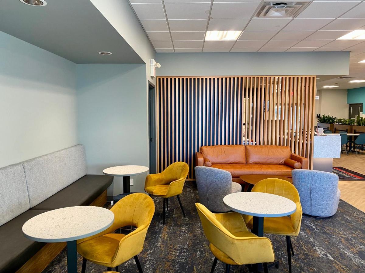 Howard Johnson By Wyndham Winnipeg West Extérieur photo
