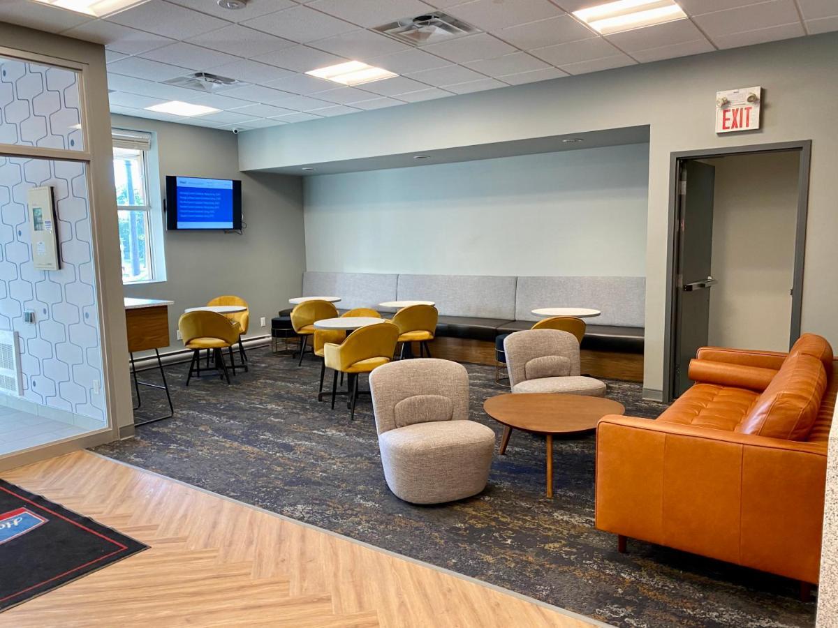 Howard Johnson By Wyndham Winnipeg West Extérieur photo