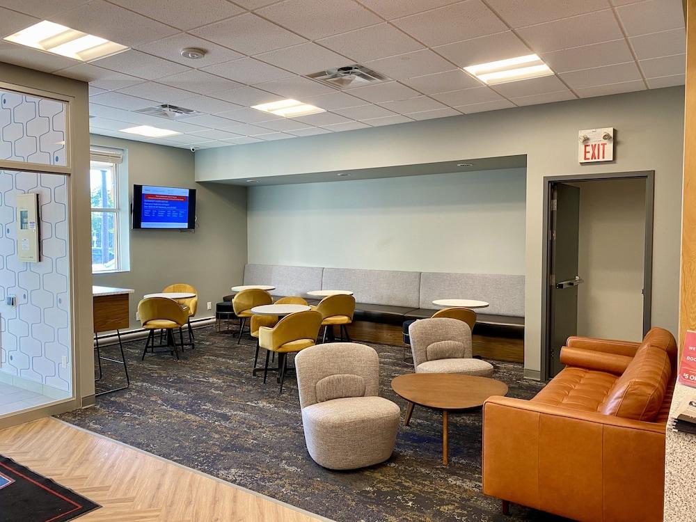 Howard Johnson By Wyndham Winnipeg West Extérieur photo
