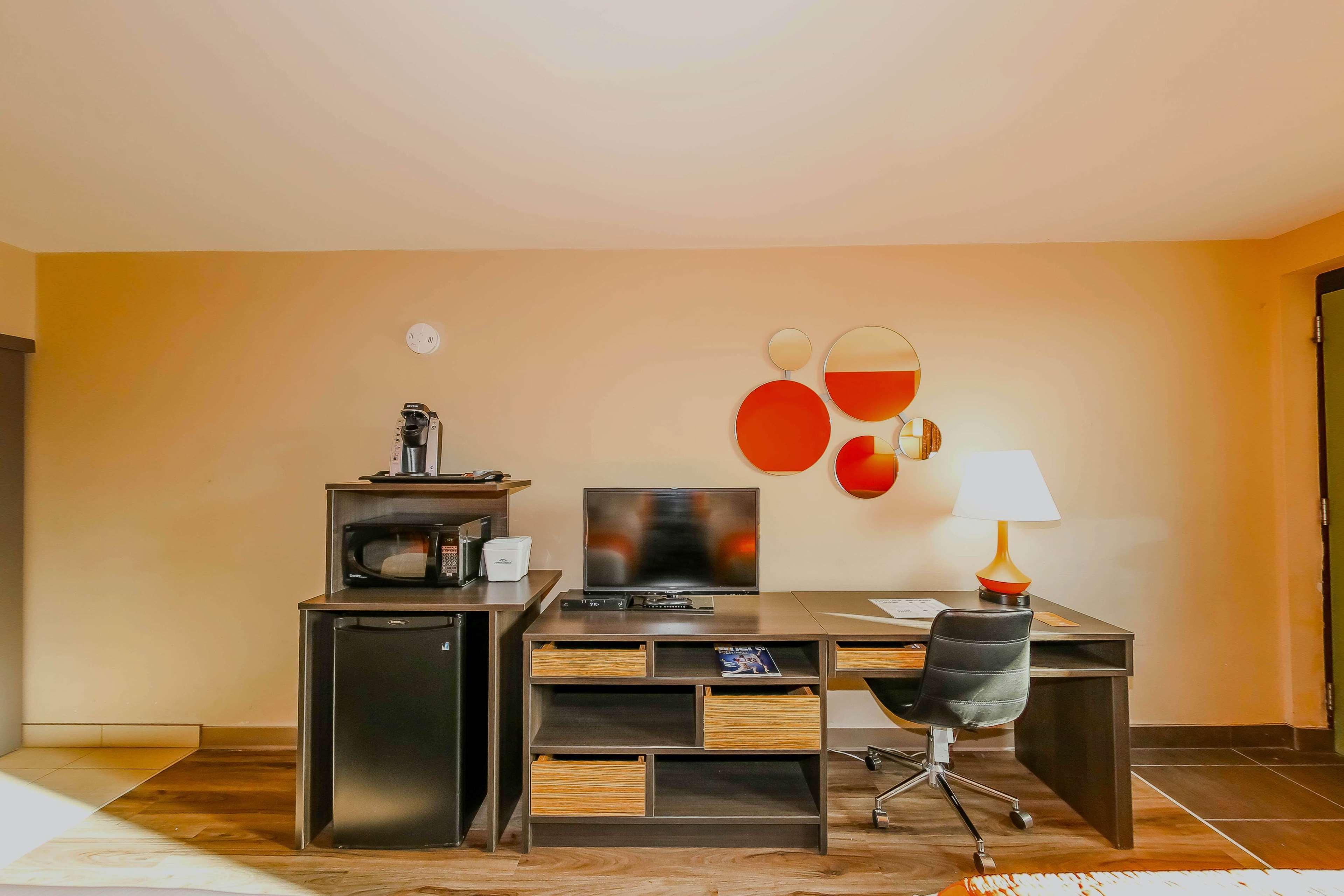 Howard Johnson By Wyndham Winnipeg West Extérieur photo