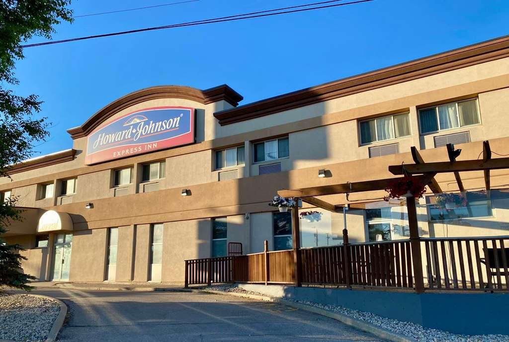 Howard Johnson By Wyndham Winnipeg West Extérieur photo