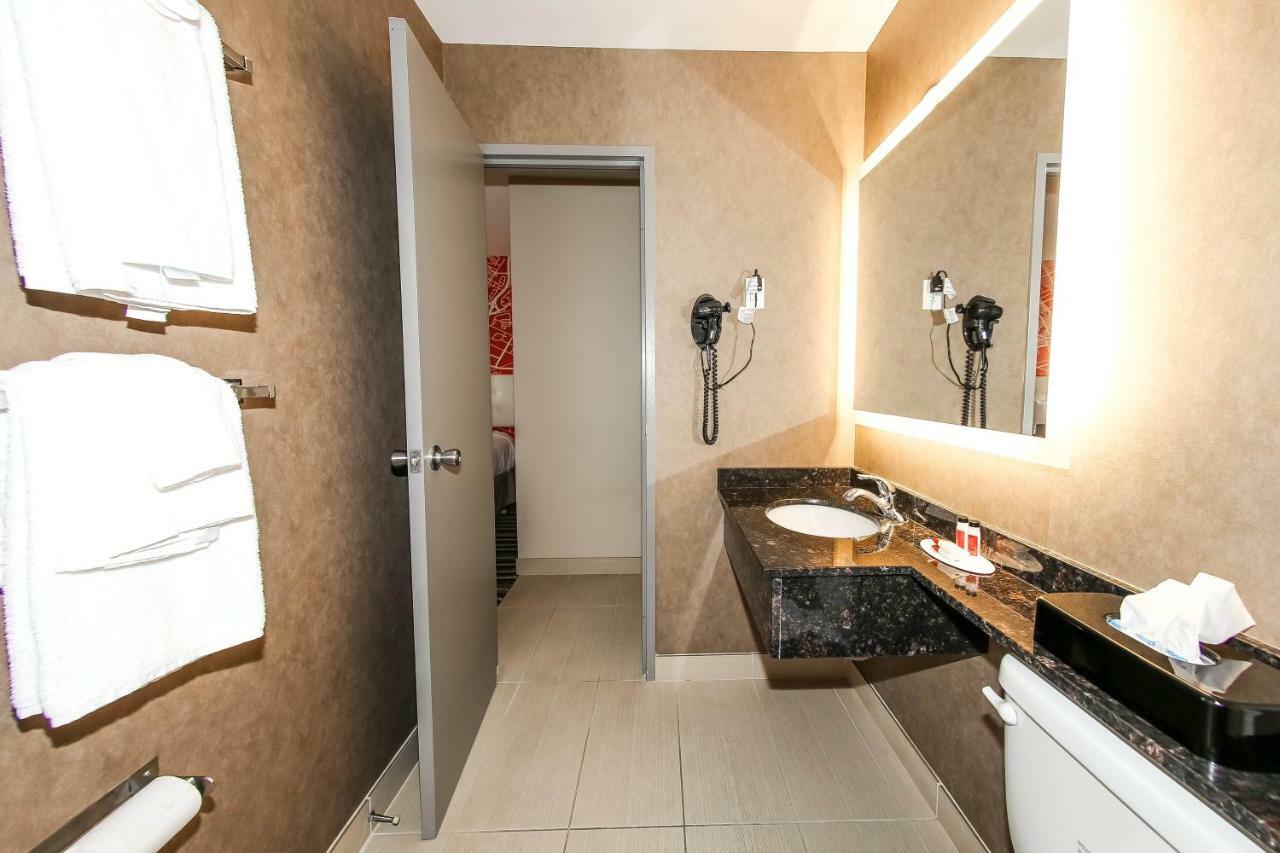 Howard Johnson By Wyndham Winnipeg West Extérieur photo