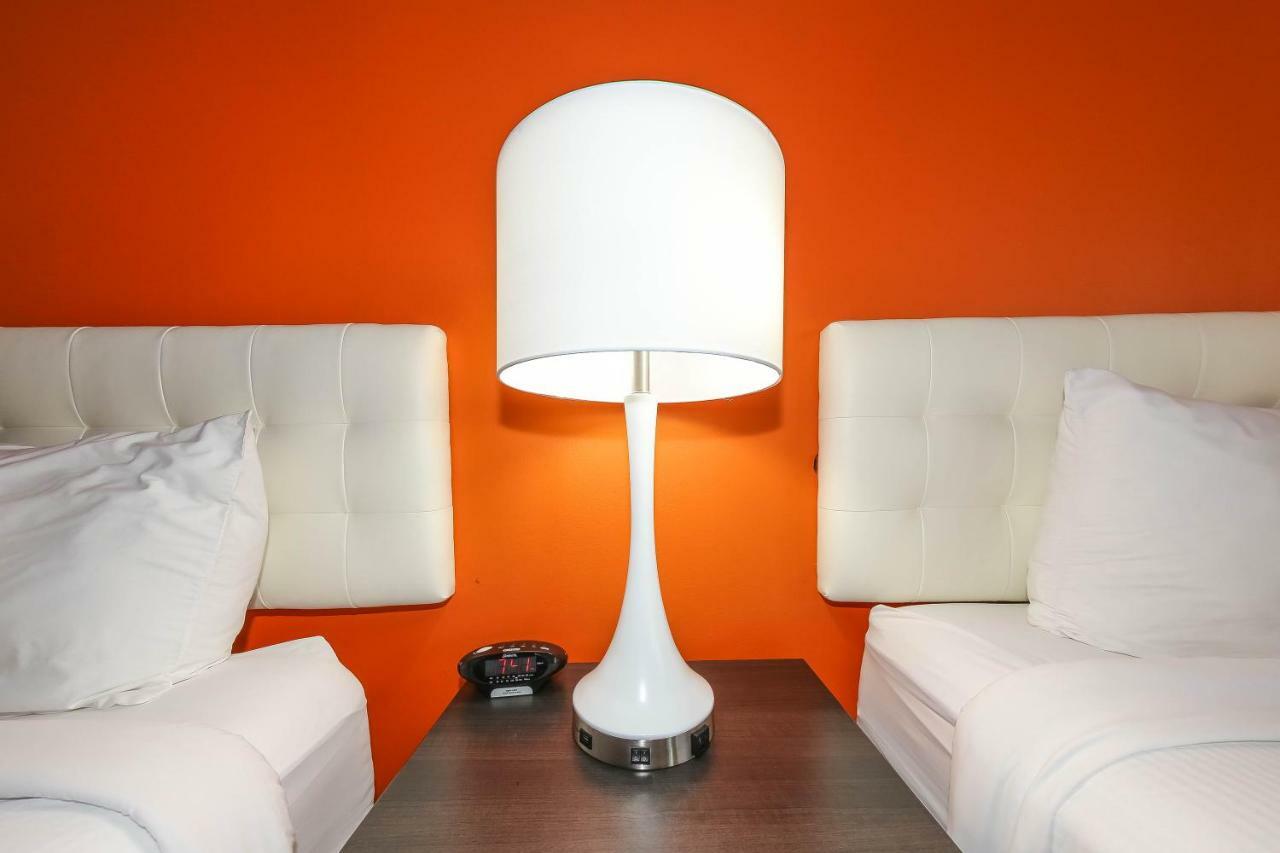 Howard Johnson By Wyndham Winnipeg West Extérieur photo