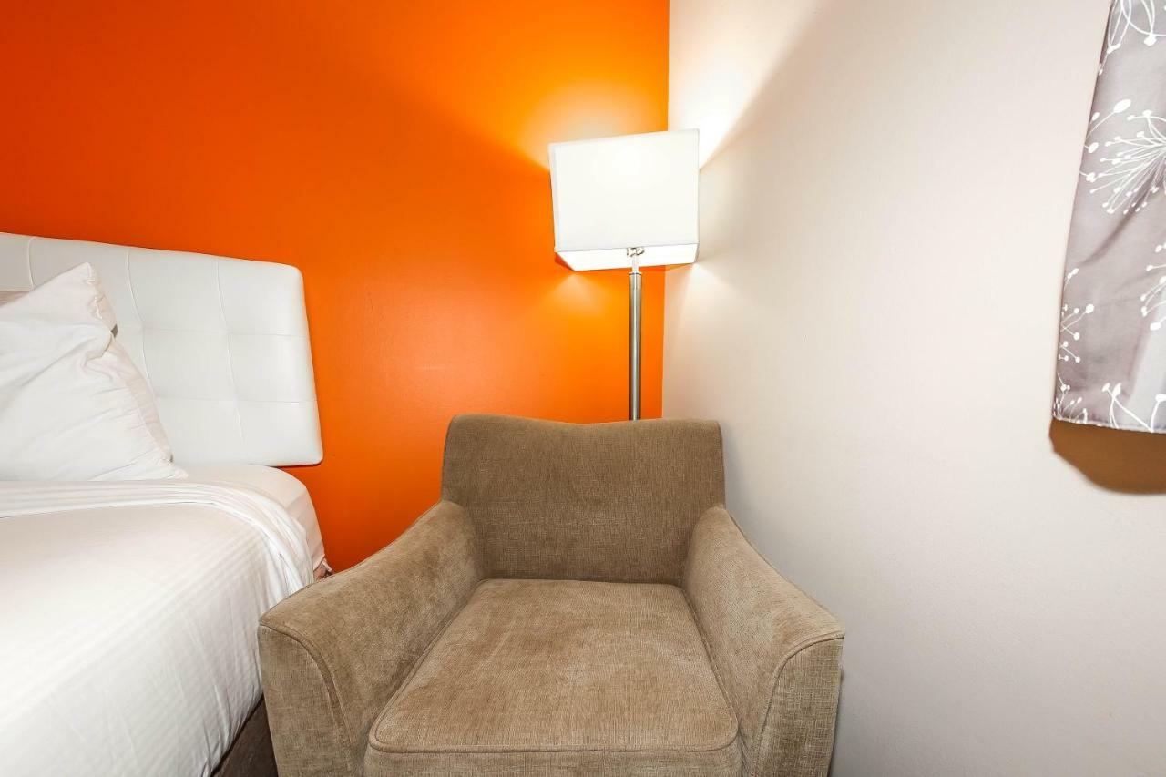 Howard Johnson By Wyndham Winnipeg West Extérieur photo
