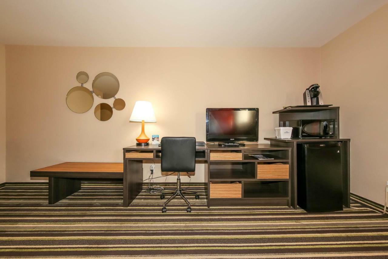 Howard Johnson By Wyndham Winnipeg West Extérieur photo